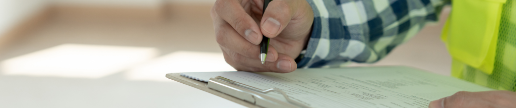 Pessoa fazendo checklist de manutenção preventiva em casa