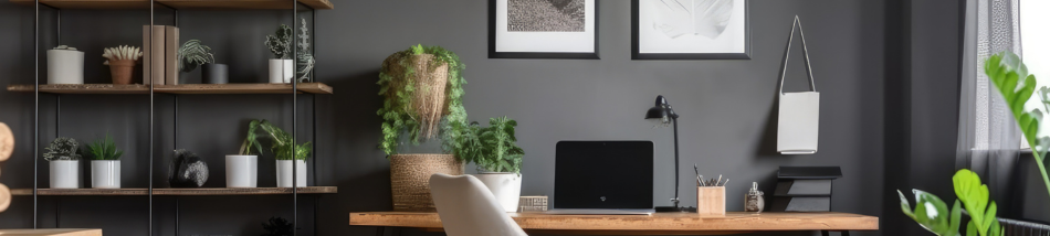 home office com parede escura, mesa de madeira e decoracao moderna