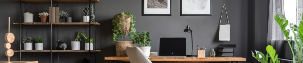 home office com parede escura, mesa de madeira e decoracao moderna