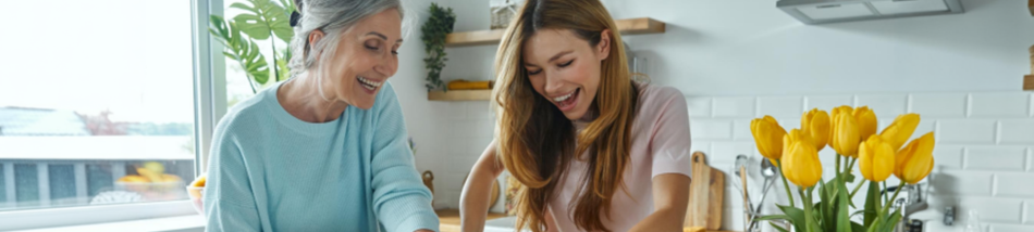 mae e filha cozinhando juntas em cozinha moderna com luz natural