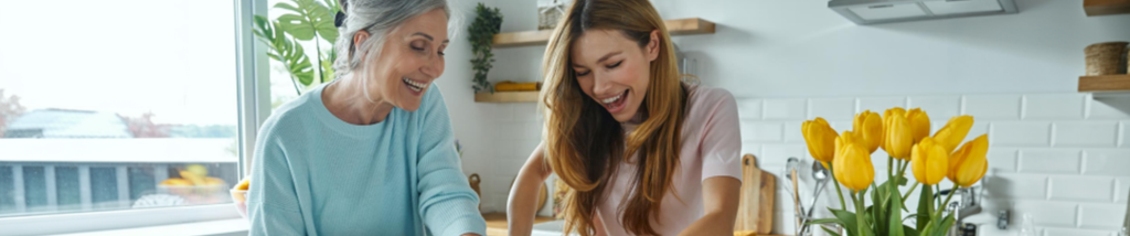 mae e filha cozinhando juntas em cozinha moderna com luz natural