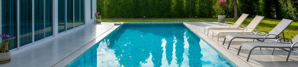 Piscina limpa e preparada para uso durante o verão