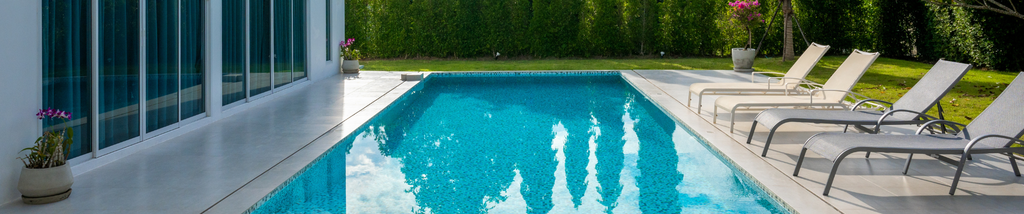Piscina limpa e preparada para uso durante o verão